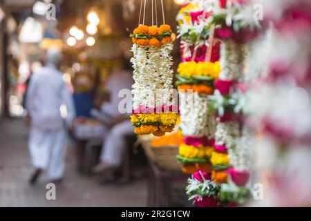 Scène de rue quartier de Bhuleshwar, fleurs comme une offrande dans un temple hindou, vue sur la ville, scène de rue à Mumbai, Maharashtra, Inde Banque D'Images
