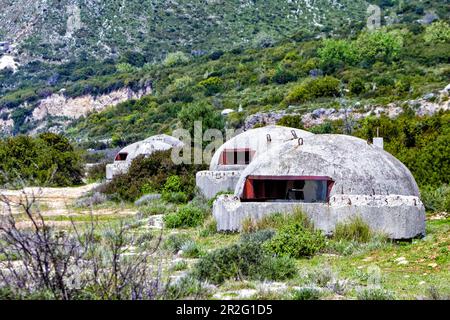 Ancienne fortification, bunker au col de Llogara dans les montagnes de Ceraunian, parc national dans la vallée de Vjosa, paysage dans la zone frontalière entre Banque D'Images