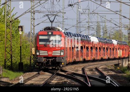 Train de marchandises, chargé de nouvelles voitures Mercedes, locomotive Siemens Vectron, Stuttgart, Bade-Wurtemberg, Allemagne Banque D'Images