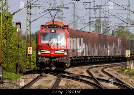 Train de marchandises, locomotive Siemens Vectron, Stuttgart, Bade-Wurtemberg, Allemagne Banque D'Images