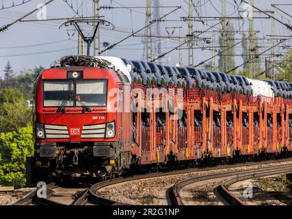 Train de marchandises, chargé de nouvelles voitures Mercedes, locomotive Siemens Vectron, Stuttgart, Bade-Wurtemberg, Allemagne Banque D'Images