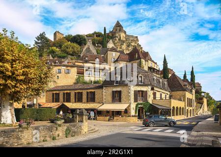 DORDOGNE, FRANCE - 10 OCTOBRE 2017 : vue sur le village de Beynac-et-Cazenac par beau temps, Beynac-et-Cazenac est un village classé parmi les plus beaux Banque D'Images