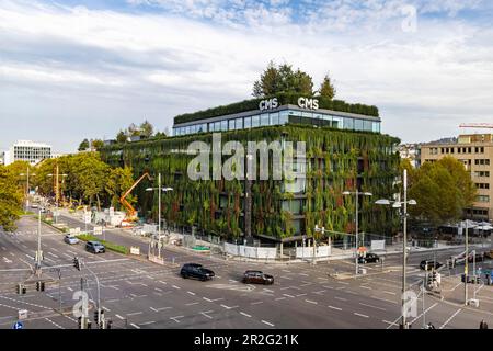 Façade verte pour un meilleur climat urbain, le passage Calwer, protégé par le patrimoine, 41 espèces végétales différentes dans 2000 arrondissements doivent améliorer le climat dans Banque D'Images