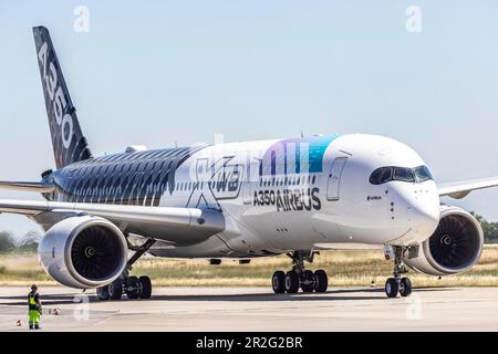 AIRBUS INDUSTRIE, AIRBUS A350-900 sur l'aéroport tarmac, ILA Berlin Air Show, Berlin International Aerospace Exhibition, Schoenefeld, Brandebourg Banque D'Images