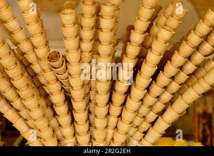 Beaucoup de cornets de glace empilés comme décoration dans un salon de glace, Assisi, Italie Banque D'Images