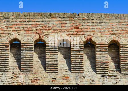 Vue partielle sur l'ancien mur de la ville de Jesi, province d'Ancona, Italie Banque D'Images