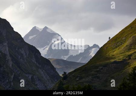 Aiguille de Tre la Tete dans le sud du massif du Mont blanc, en Italie Banque D'Images