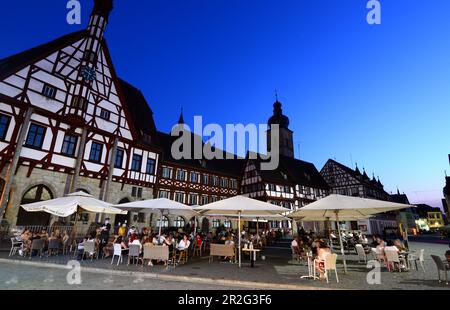 AM Marktplatz in der Altstadt von Forchheim, Fachwerkhaus, Kirchturm, Cafe, Sonnenuntergang, Schirme, Rathaus, Ober-Franken, Bayern, Allemagne Banque D'Images