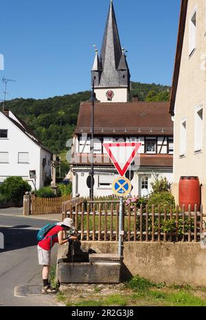 Dans Leutenbach an der Walberla, Dorf, Häuser, Brunnen, personne, Kirchturm, Fränkische Schweiz, Ober-Franken, Bayern, Allemagne Banque D'Images
