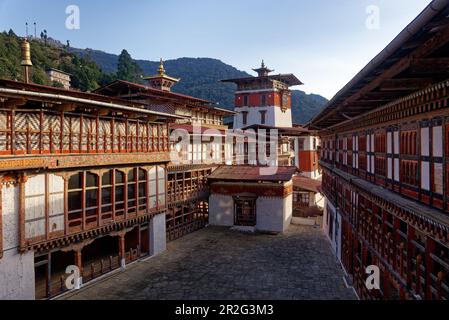 Après-midi dans le Dzong de Trongsa: La monarchie bhoutanaise est étroitement liée à la Trongsa: En 1907, le penlop de Tongsa Ugyen Wangchuk affirma himsel Banque D'Images