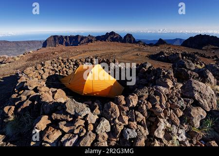 Camping de rêve au sommet du Piton des Neiges, à 3070 M., la plus haute montagne de la Réunion et de l'Océan Indien. À l'horizon, la masse du gros-Morne Banque D'Images