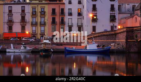 Soirée sur les rives du fleuve Temo, Bosa, Sardaigne, Italie, Europe Banque D'Images