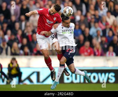 Adam Phillips de Barnsley (à gauche) et Randell Williams de Bolton Wanderers se battent pour le ballon lors du match de deuxième jambe demi-finale de la Sky Bet League au stade Oakwell, Barnsley. Date de la photo: Vendredi 19 mai 2023. Banque D'Images