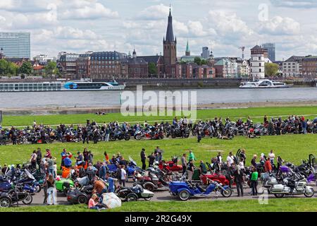 Rencontre moto sur les prés du Rhin de Düsseldorf, panorama de la vieille ville, Düsseldorf, Allemagne Banque D'Images