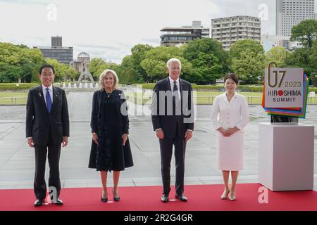 Hiroshima, Japon. 19th mai 2023. Le Premier ministre japonais Fumio Kishida, à gauche, et son conjoint Yuko Kishida, à droite, posent avec le Président des États-Unis Joe Biden, 2nd à droite, et la première Dame Jill Biden lors de la cérémonie d'arrivée du Groupe des sept dirigeants, le premier jour du Sommet de G7, à 19 mai 2023, à Hiroshima, au Japon. Crédit: Photo de piscine/G7 Hiroshima/Alamy Live News Banque D'Images