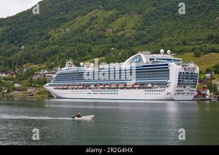 Navire de croisière Emerald Princess - Hamilton près d'Olden sur l'Innvikfjorden, municipalité de Stryn, Sogn og Fjordane, Norvège, Europe Banque D'Images