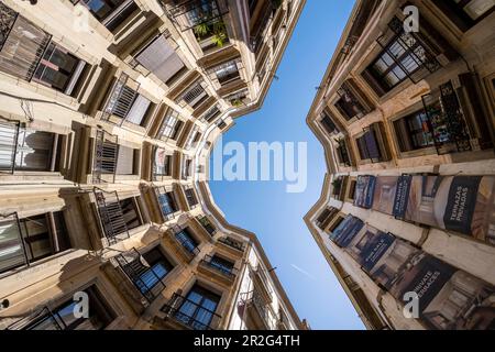 Plaça de Milans, vue sur les maisons d'en-dessous, vue sur la grenouille, architecture, Barcelone, Catalogne, Espagne Banque D'Images