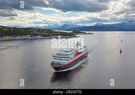 Hurtigruten - navire à Finnsnes sur Gisundet, île de Senja, Troms, Norvège, Europe Banque D'Images