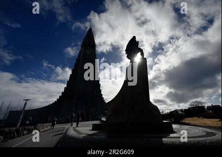 Hallkrimskirche et statue de Leif Eriksson à Reykjavik, Islande Banque D'Images