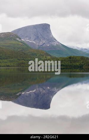 Krakmotinden se reflète dans Fjerdevatnet zum, Nordland, Norvège, Europe Banque D'Images