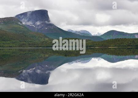 Krakmotinden se reflète dans Fjerdevatnet zum, Nordland, Norvège, Europe Banque D'Images