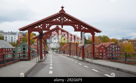 Trondheim, pont (Gamle Bybroa) dans le quartier de stockage de Nidelva, Bakklandet, province de Sör-Trondlag, Trondlag, Norvège, Europe Banque D'Images