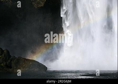 Cascade de Skogafoss sur la côte sud de l'Islande Banque D'Images