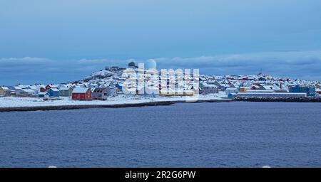 Vue de Vardö avec la station de radar Globus II, neige, île de Vardöya, mer de Barents, province de Finnmark, Norvège, Europe Banque D'Images