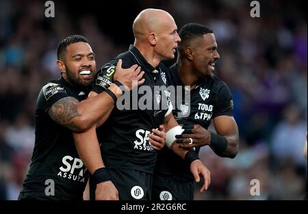 Sergio Parisse (au centre) de Toulon célèbre avec des coéquipiers après avoir marqué leur deuxième essai lors de la finale de la coupe du défi ECPR au stade Aviva de Dublin, en Irlande. Date de la photo: Vendredi 19 mai 2023. Banque D'Images