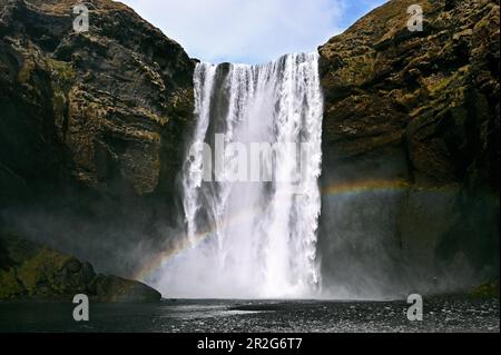 Cascade de Skogafoss sur la côte sud de l'Islande Banque D'Images