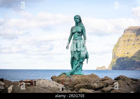 Statue de bronze de la femme de phoque créée par Hans Pauli Olsen, basée sur le conte populaire dans lequel le village de Miklalalalur a été maudit, Miklalalalur, Kalsoy, Banque D'Images