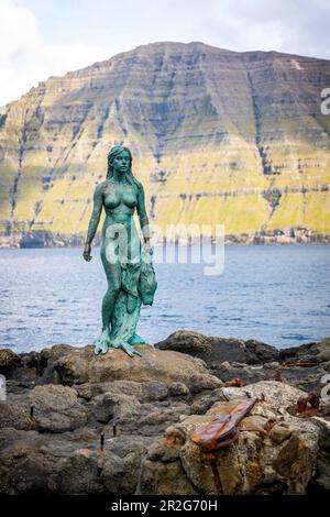 Statue de bronze de la femme de phoque créée par Hans Pauli Olsen, basée sur le conte populaire dans lequel le village de Miklalalalur a été maudit, Miklalalalur, Kalsoy, Banque D'Images