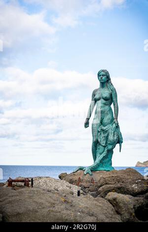 Statue de bronze de la femme de phoque créée par Hans Pauli Olsen, basée sur le conte populaire dans lequel le village de Miklalalalur a été maudit, Miklalalalur, Kalsoy, Banque D'Images