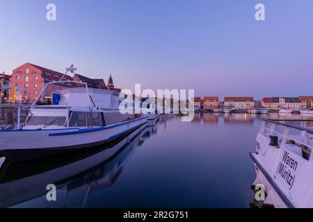 Port de la petite ville de Waren dans la lumière du soir, Mueritz, Mueritz intérieur, quartier des lacs de Mecklembourg, bateaux, Mecklenburg-Ouest Banque D'Images