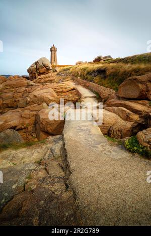 Le phare de Ruz moyen avec les rochers rouges de la Côte de granit Rose en premier plan, Bretagne, France Banque D'Images