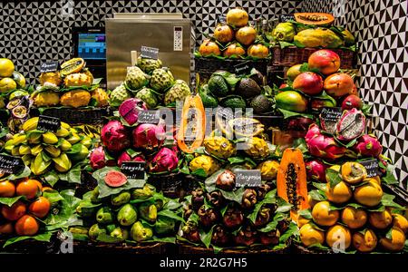 Fruits tropicaux exposés pour la vente dans un marché. Banque D'Images