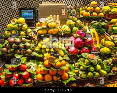Fruits tropicaux exposés pour la vente dans un marché. Banque D'Images