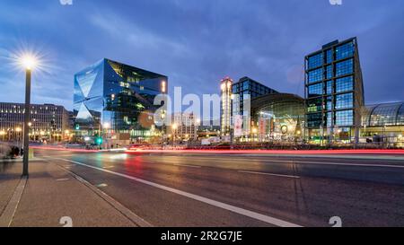 Cube Berlin, immeuble de bureaux moderne sur Washingtonplatz, Hauptbahnhof, Lehrter Bahnhof, heure bleue, Berlin, Allemagne Banque D'Images