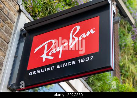 Londres. ROYAUME-UNI- 05.17.2023. L'enseigne Ray-Ban sur la façade de son magasin de détail à Covent Garden. Banque D'Images