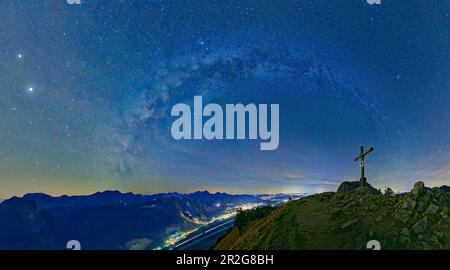 Panorama avec ciel étoilé et voie lactée au-dessus de la vallée de l'Inn et des Alpes bavaroises, depuis Heuberg, les Alpes de Chiemgau, la haute-Bavière, la Bavière, Allemagne Banque D'Images