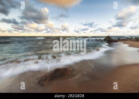 Plage de sable Vainupea, rochers, surf, vagues. Läääne Viru, Estonie, Etats baltes, Mer Baltique, Banque D'Images
