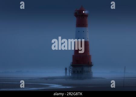 Phare d'Arngast à marée basse dans la mer des Wadden, baie de Jade, Basse-Saxe, Allemagne. Allumé. Banque D'Images