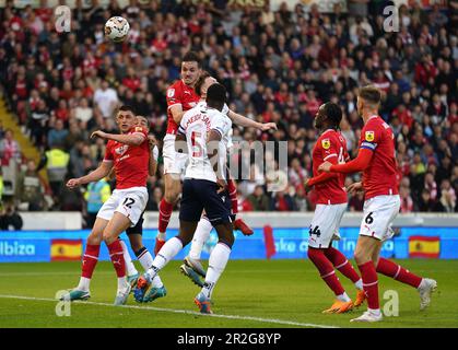 Barnsley's Liam Kitching (deuxième à gauche) marque le premier but de son côté du jeu pendant le match de la demi-finale de la Ligue des Bet du Sky au stade Oakwell, Barnsley. Date de la photo: Vendredi 19 mai 2023. Banque D'Images