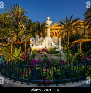 Place Ardoino avec le buste de Louis Laurenti en face de la mairie de Menton, Alpes-Maritimes France Banque D'Images