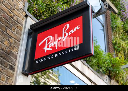 Londres. ROYAUME-UNI- 05.17.2023. L'enseigne Ray-Ban sur la façade de son magasin de détail à Covent Garden. Banque D'Images