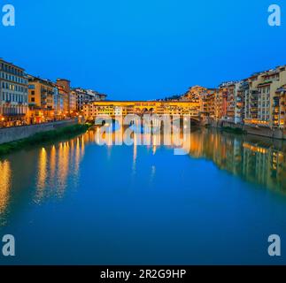 Ponte Vecchio par nuit, Florence, Toscane, Italie Banque D'Images