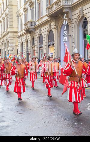 Participants à l'explosion du festival de la Cart en parade, Florence, Toscane, Italie Banque D'Images