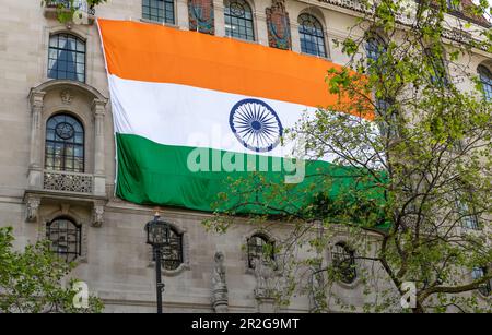 Londres. ROYAUME-UNI- 05.17.2023. L'immense drapeau de l'Inde sur la façade de la Maison de l'Inde sur Aldwcych, le Haut-commissariat de l'Inde. Banque D'Images