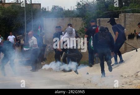 Kufr Qadoom, Naplouse. 19th mai 2023. Des manifestants palestiniens se sont enragés sur une cartouche de gaz lacrymogène tirée par un soldat israélien lors d'affrontements à la suite d'une manifestation contre l'expansion des colonies juives dans le village de Kufr Qadoom, en Cisjordanie, près de Naplouse, sur 19 mai 2023. Crédit: Nidal Eshtayeh/Xinhua/Alamy Live News Banque D'Images