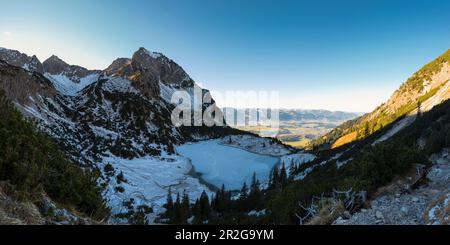 Bas Gaisalpsee, derrière la Rubihorn, 1957m, Alpes d'Allgaeu, Allgaeu, Bavière, Allemagne, Europe Banque D'Images
